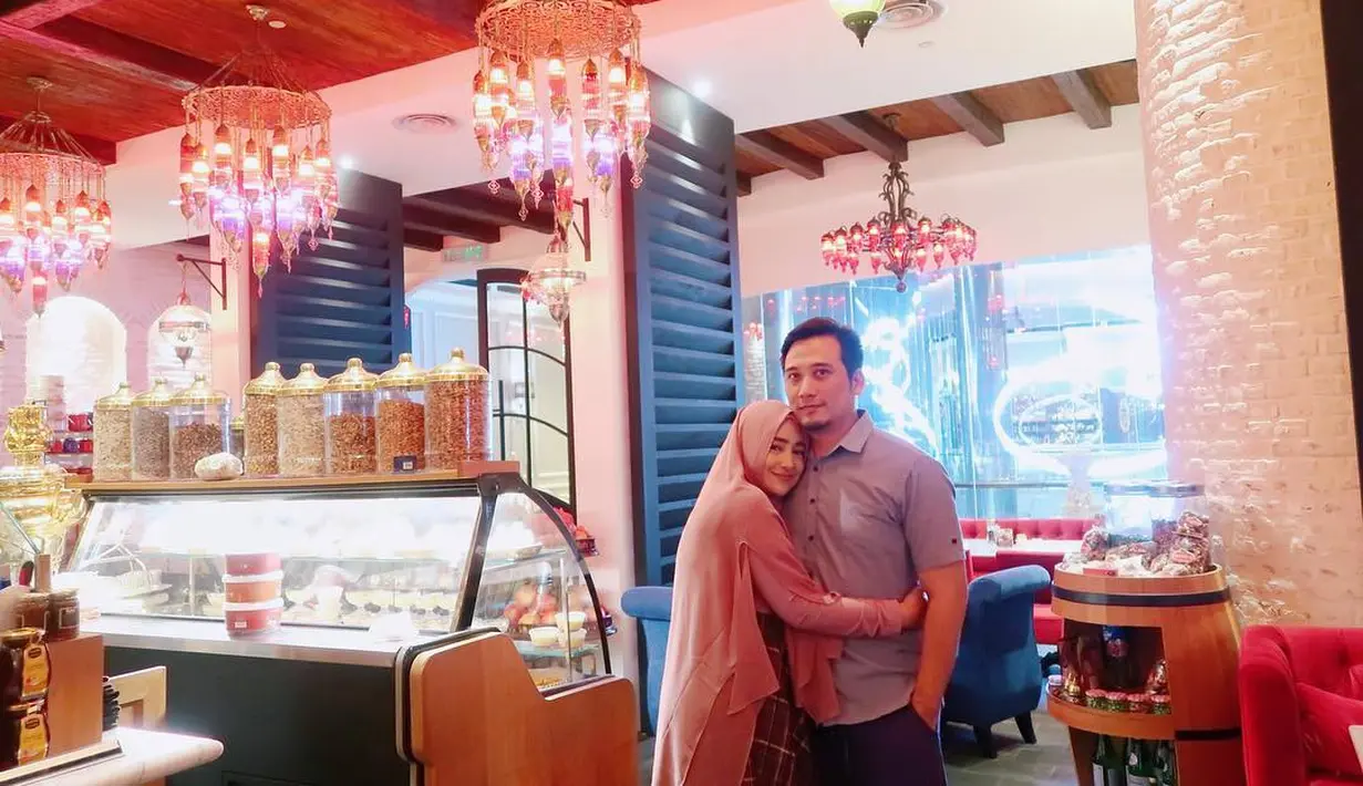 Tengku Firmansyah dan Cindy Fatikasari