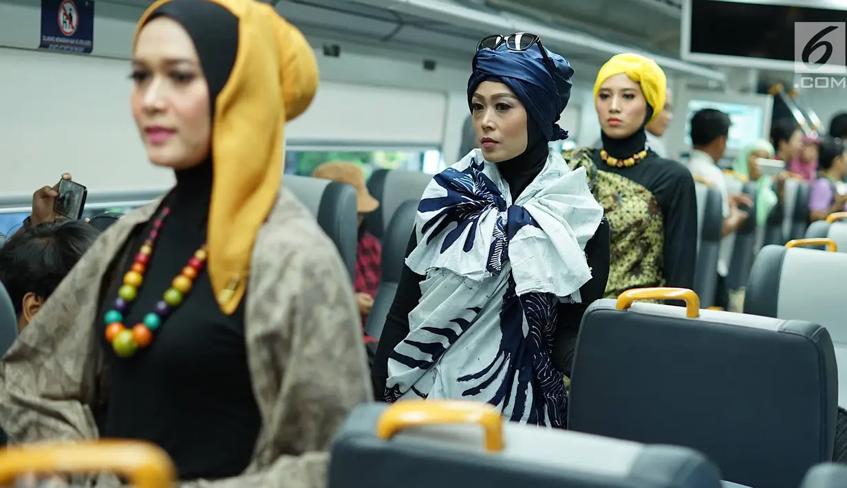 Model mengenakan kain batik dan tenun di kereta api bandara, Jakarta, Kamis (2/5/2019). Busana-busana yang diperagakan merupakan karya para mustahik atau orang maupun badan yang berhak menerima zakat atau infak/sedekah. (Liputan6.com/Immanuel Antonius)