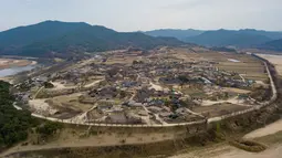 Pandangan umum dari rumah-rumah tradisional Korea (hanok) di Kampung Rakyat Hahoe, Andong, Korea Selatan, 19 November 2018. Desa Hahoe memanjakan mata lewat pemandangan Sungai Nakdong yang dikelilingi oleh tebing curam Buyongdae. (Ed JONES/AFP)