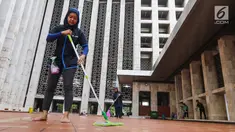 Pekerja wanita membersihkan lantai dalam rangka program Ramadan Tanpa Batas di Masjid Istiqlal, Jakarta, Kamis (15/06). Sebanyak 150 mitra Go-Clean dan driver Go-Jek bergotong royong membersihkan masjid. (Liputan6.com/Fery Pradolo)