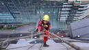 Terkadang cuaca pun menjadi halangan terberat saat melakukan pekerjaanya tersebut. Dengan tali panjat dan beberapa alat untuk memanjat, Sabar bergelantungan bak laba-laba. (Liputan6.com/Angga Yuniar)