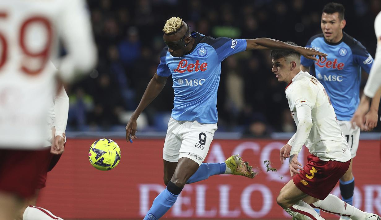 Sementara itu AS Roma yang bertandang ke markas Napoli sudah tertinggal 0-1 saat laga berjalan 17 menit lewat sepakan Victor Osimhen memanfaatkan umpan Khvicha Kvaratskhelia. Skor 1-0 bertahan hingga babak pertama rampung. (LaPresse via AP Photo/Alessandro Garofalo)