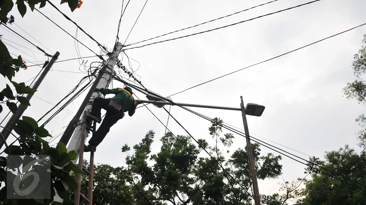 20151112-Pergantian lampu jalan-Jakarta