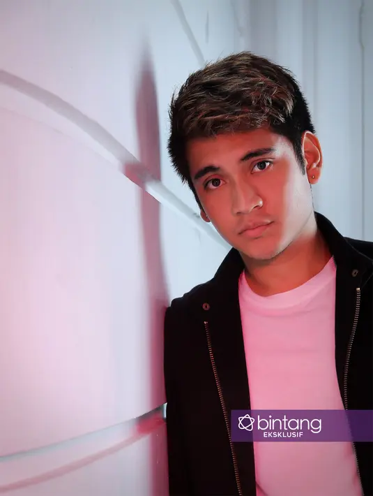 Kedekatan Irish Bella, bahkan disebut-sebut sebagai perusak hubungan Gino dengan kekasihnya, Angela. Saat berbincang dengan Bintang.com beberapa waktu lalu, Gino membantahnya. (dok. Bintang.com/Galih W Satria)