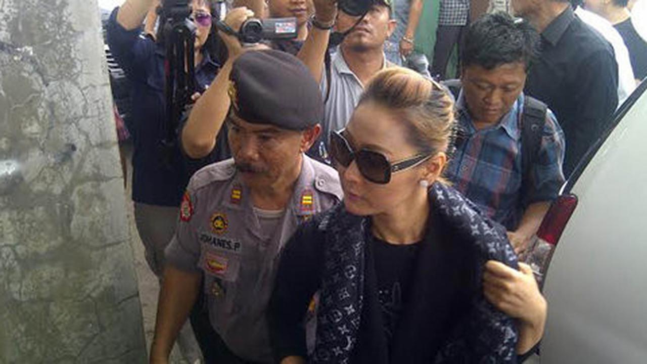 Santuni keluarga korban kebakaran di Manado, Inul disambut penggemar