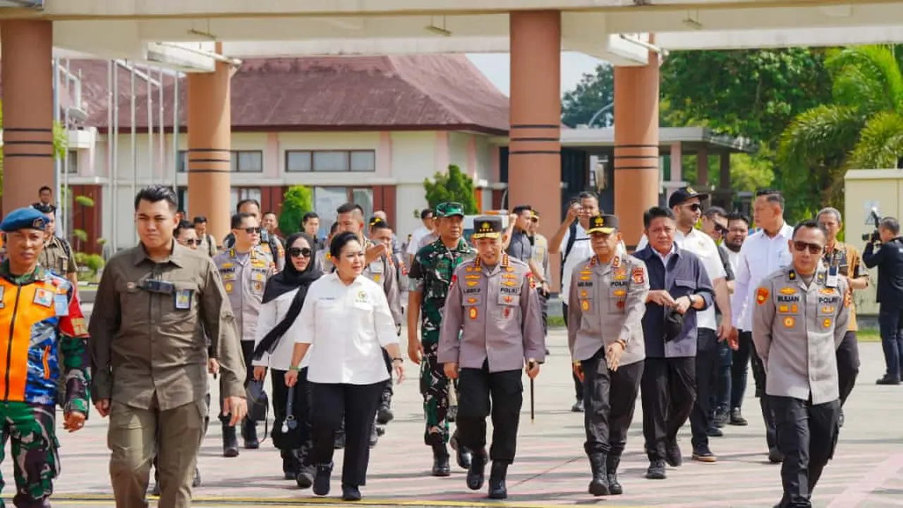 Kapolri beserta Ketua Komisi IV DPR RI, Menko Pangan, Kepala Badan Pangan Nasional, dan Dirut Bulog