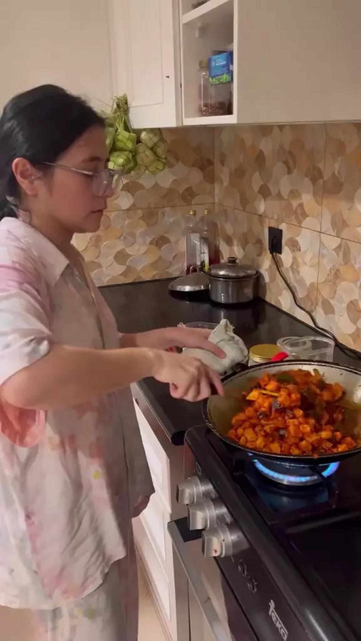 5 Potret Dapur Kotor Prilly Latuconsina, Blender Hingga Ada Wajan Pantat Gosong Kayak di Rumah Kita-kita