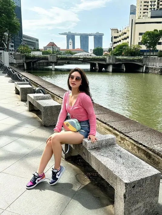 <p>Bisa juga dengan memilih busana warna cerah. Chic outfit ala Natasha Wilona akan memberi kesan ceria selama liburan. [Instagram/natashawilona12]</p>