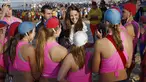 Kate Middleton dikelilingi para penjaga pantai junior saat berkunjung ke Pantai Utara Sydney, Jumat (18/04/2014) (AFP Photo/Jason Reed).