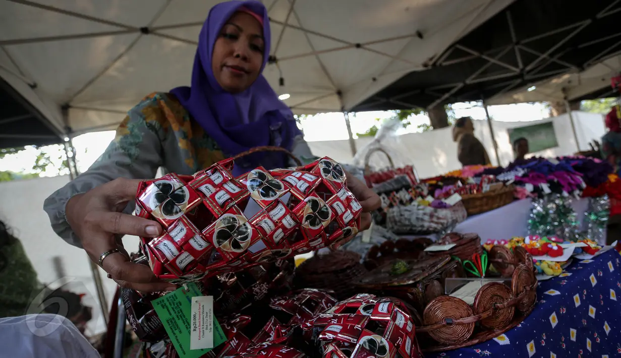 Salah satu stan di Pekan Produk Kreatif Daerah (PPKD) memamerkan produknya berupa tas, Lapangan Banteng, Jakarta, Jumat (29/5/2015). Acara tersebut digelar dari 29 Mei-2 Juni 2015. (Liputan6.com/Faizal Fanani)
