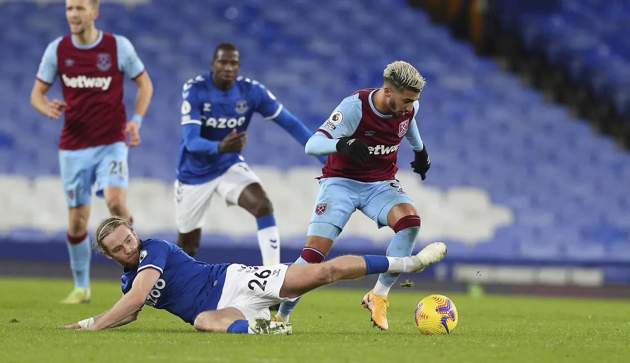 Pemain West Ham, Said Banrahma berusaha melewati pemain Everton, Tom Davies pada pertandingan lanjutan Liga Inggris di Goodison Park, Sabtu (2/1/2021). (Peter Byrne,Pool via AP)