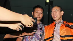 Suryadharma Ali memberikan keterangan pers usai menjalani pemeriksaan lanjutan di gedung KPK, Jakarta, Rabu (13/5/2015). SDA diperiksa terkait dugaan kasus korupsi penyelenggaraan ibadah haji tahun 2010-2011. (Liputan6.com/Helmi Afandi)