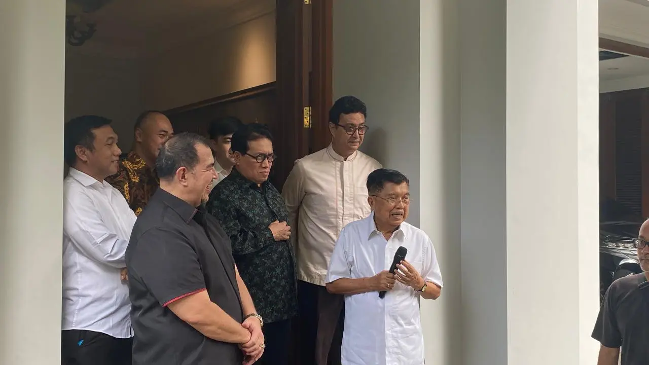 Wakil Presiden ke-10 dan 12 RI Jusuf Kalla di kediamannya Jalan Brawijaya, Jakarta Selatan, Senin (15/4) (Muhammad Genantan Saputra/Merdeka.com)