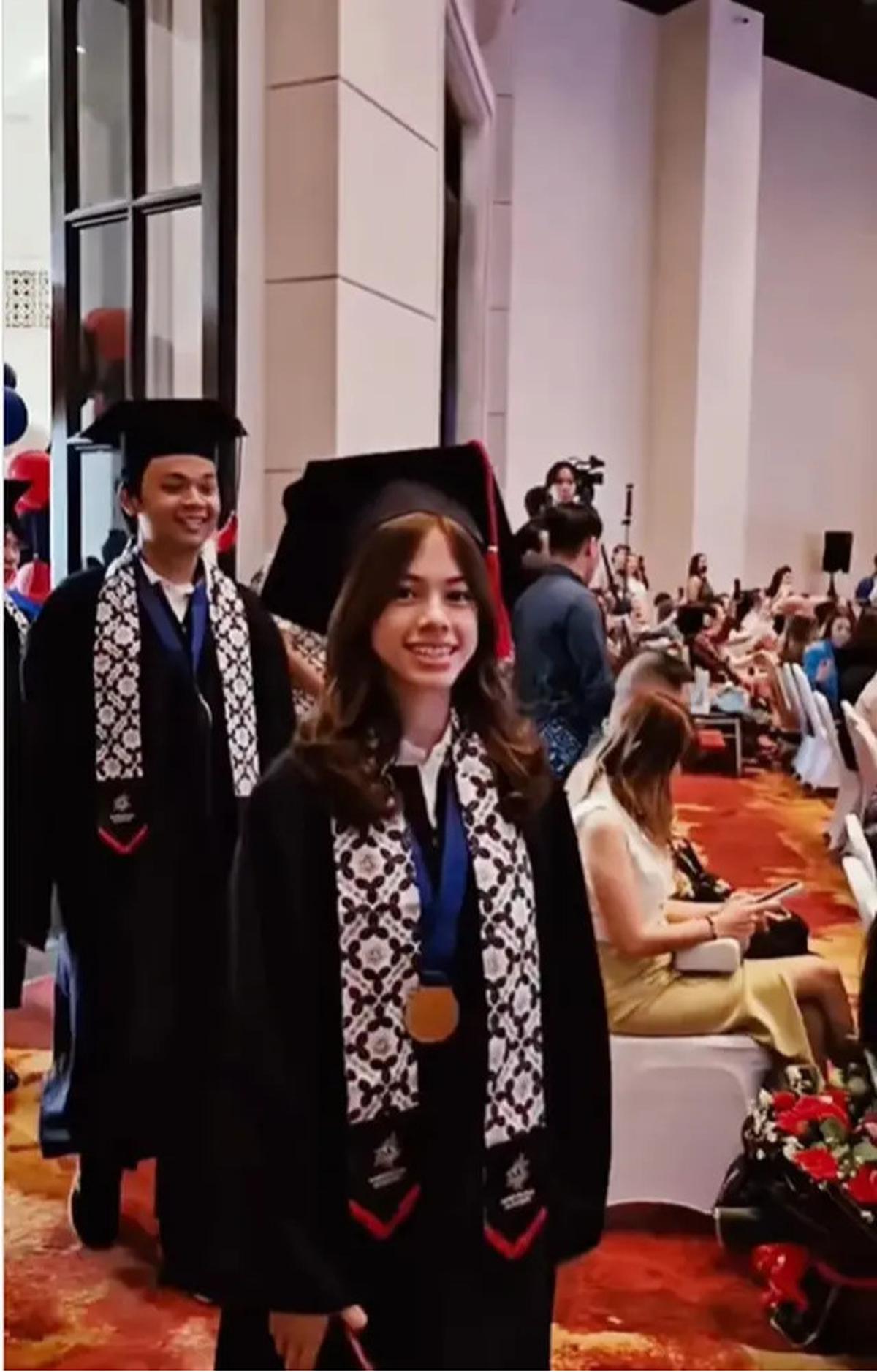 7 Fashion Wulan Guritno Hadiri Wisuda Anak, Tampil Cantik Elegan Pakai Outfit Serba Hitam