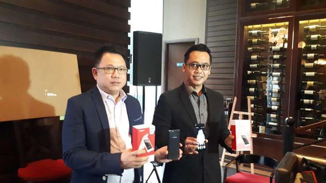 Product Specialist and Training Development Advan, Edy Supartono dan Marketing Director Advan, Tjandra Lianto di Jakarta, Kamis (15/2/2018). Liputan6.com/ Agustinus Mario Damar