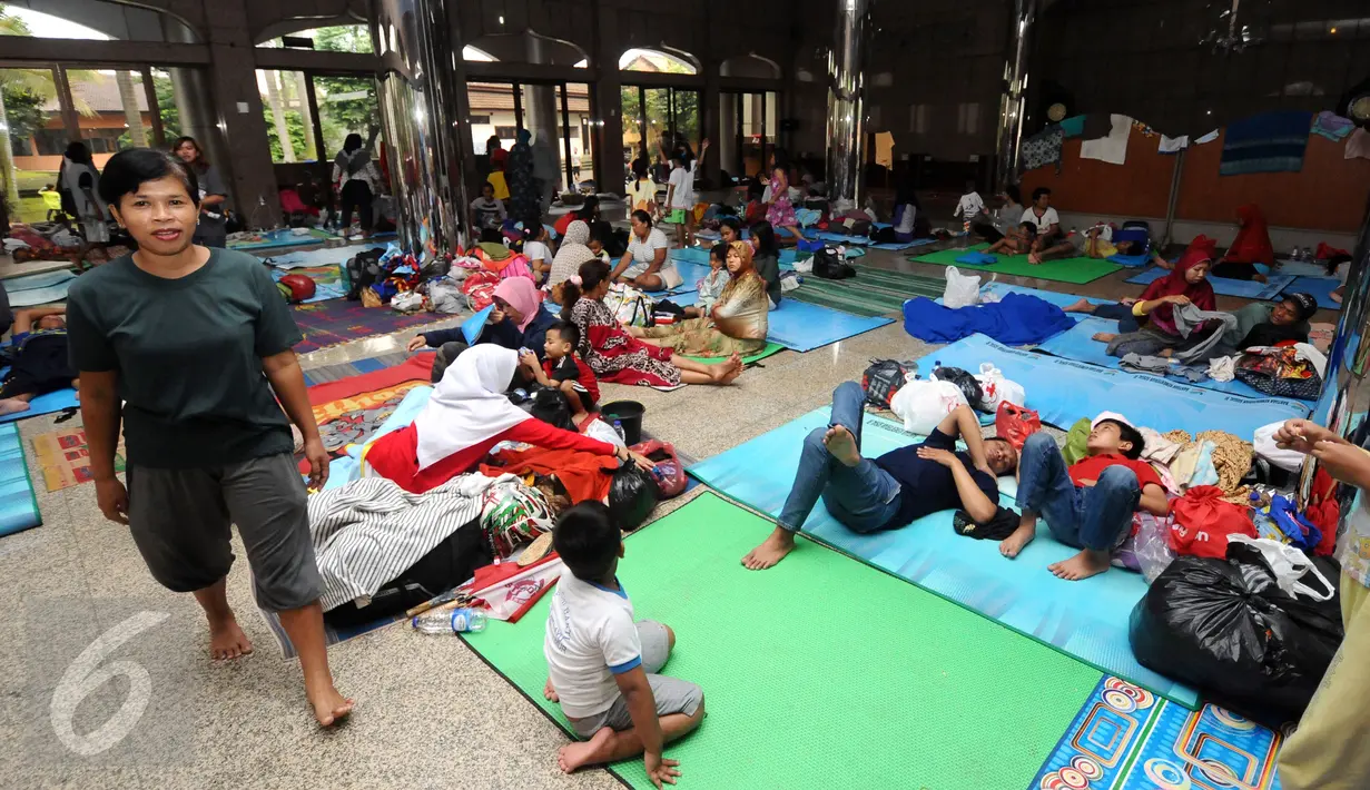 Warga Cipinang Melayu beristirahat di dalam Masjid Raya Universitas Borobudur, Jakarta, Senin (20/2). Ratusan warga Cipinang Melayu terpaksa mengungsi akibat banjir yang menggenangi pemukiman mereka. (Liputan6.com/Helmi Fithriansyah)
