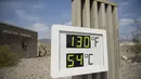 Tampilan termometer menunjukkan suhu 54 Derajat Celcius di Pusat Pengunjung Furnace Creek di Taman Nasional Death Valley, California, Kamis (17/6/2021). National Park Service memperingatkan cuaca musim panas yang ekstrem, mendesak wisatawan untuk membawa air ekstra. (Patrick T. FALLON/AFP)