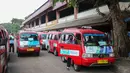 Sejumlah angkutan umum (Angkot) menunggu penumpang di Kampung Rambutan, Jakarta, Selasa (12/7/2022). Rencana kebijakan pengaturan tempat duduk seluruh angkutan umum (Angkot) untuk mengantisipasi terjadinya pelecehan seksual di angkutan umum. (Liputan6.com/Herman Zakharia)