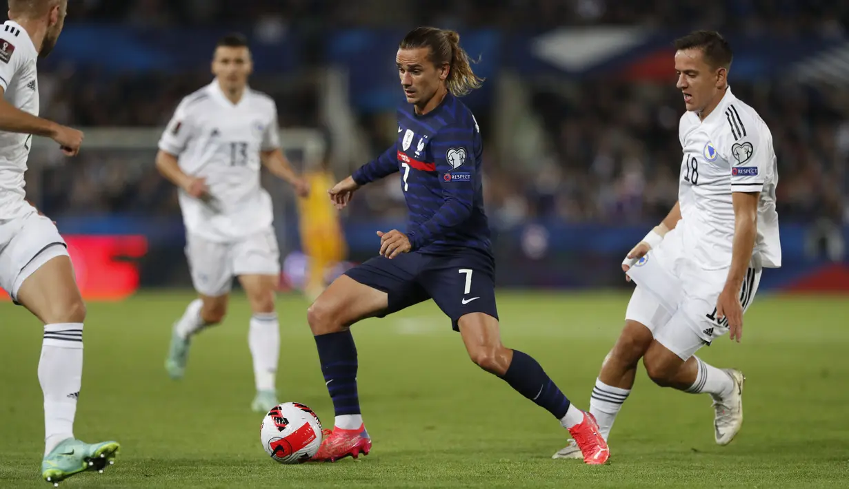 Prancis tampil lebih dominan di awal babak pertama. Namun pertahanan Bosnia yang begitu ketat, membuat Antoine Griezmann kesulitan untuk menciptakan peluang yang berbahaya. (Foto: AP/Jean-Francois Badias)