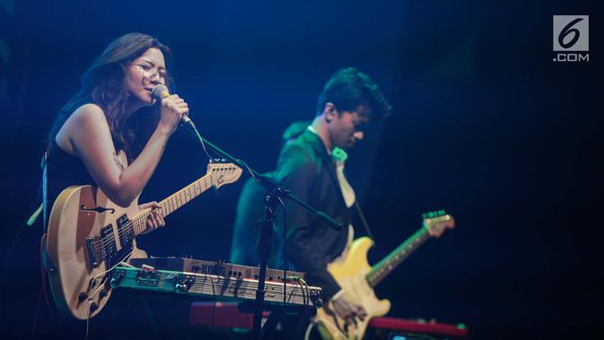 Penampilan musisi Danilla saat tampil dalam Synchronize Festival 2018 di kawasan Jiexpo, Jakarta, Jumat (5/10). Dalam penampilannya Danilla membawakan sejumlah lagu seperti Ada disana, berdistraksi, terpaut oleh waktu. (Liputan6.com/Faizal Fanani)