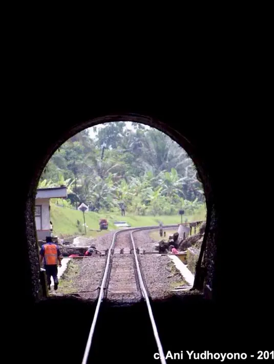Bagi yang sering naik KA Jakarta - Cirebon - Purwokerto - Yogyakarta dan sebaliknya, pasti tahu terowongan ini, 3 Mei 2017. (Liputan6.com/IG/@aniyudhoyono)