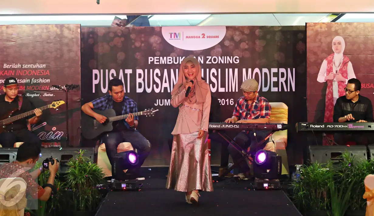 Fatin Shidqia Lubis tampil menghibur pengunjung dalam acara pembukaan Pusat Busana Muslim Modern di kawasan Mangga Dua, Jakarta, Jumat (8/4/2016). (Liputan6.com/Immanuel Antonius) 