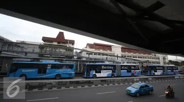 Antrian Bus Trans-Jakarta di Halte Harmoni, Jakarta, Kamis (1/12). Direktur Utama Transjakarta Budi Kaliwono menyatakan bus Transjakarta di koridor 1 sampai koridor 12 akan tetap beroperasi pada Jumat (2/12) mendatang. (Liputan6.com/Immanuel Antonius)