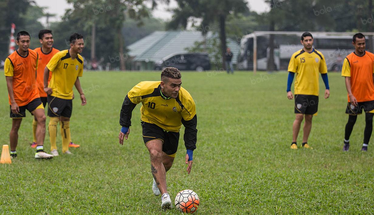 Striker Arema Cronus, Cristian Gonzales, saat berlatih ringan jelang laga Torabika Soccer Championship 2016 melawan PS TNI di Lapangan Kostrad, Bogor, Jawa Barat, Sabtu (30/7/2016). (Bola.com/Vitalis Yogi Trisna)
