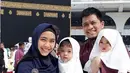 Bukan hal yang mudah menunaikan ibadah umrah dengan kedua anaknya yang masih kecil-kecil. Meski merasakan repot, dan capek tapi istri dari Ory Vitrio itu mengaku senang. (Instagram/okisetianadewi)