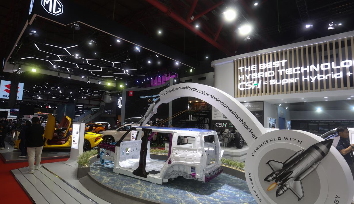 Bertempat di JIExpo Kemayoran, Jakarta, pameran otomotif bertaraf internasional ini akan berlangsung hingga 15 Februari 2026. Tampak dalam foto, pengunjung melihat-lihat mobil yang dipamerkan saat International Motor Show (IIMS) 2026 di JIExpo Kemayoran, Jakarta, Kamis (5/2/2026). (Kapanlagi.com/Budy Santoso)