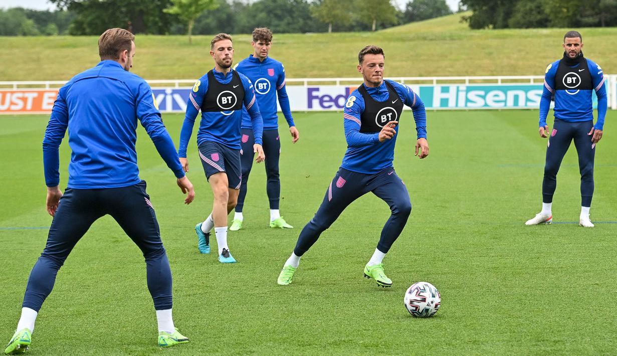 Ben White masuk ke dalam skuat Inggris karena menggantikan Trent Alexander-Arnold harus absen di Euro 2020 akibat cidera. Tampaknya akan sulit untuk tampil di perhelatan ini, pasalnya Southgate lebih memilih John Stones, Harry Maguire, dan Tyrone Mings sebagai bek tengah. (Foto: AFP/Justin Tallis)