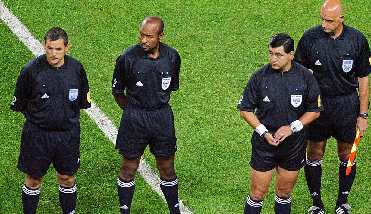 Timnas Italia berjumpa Korea Selatan di babak 16 besar Piala Dunia 2002, 18 Juni 2002. Wasit asal Ekuador, Byron Moreno (kedua dari kanan) dipercaya memimpin laga yang dilangsungkan di Daejeon World Cup Stadium, Daejeon. (AFP/Jacques Demarthon)