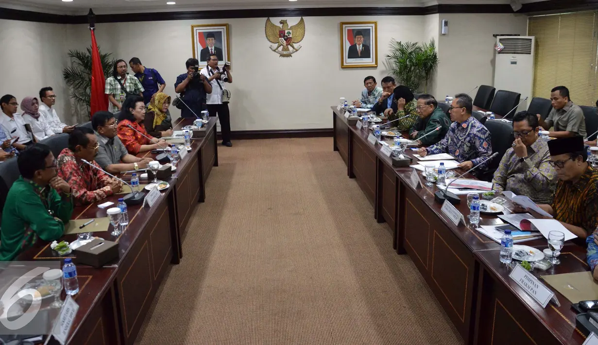 Suasana Rapat konsultasi MPR dan DPD di Senayan, Jakarta, Selasa (27/9).  Rapat tersebut membahas penyampaian rekomendasi tertulis terkait penguatan peran DPD melalui amandemen untuk dibahas lebih lanjut oleh pimpinan MPR. (Liputan6.com/Johan Tallo)