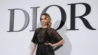 Cara Delevingne saat hadir di show Dior, Paris Fashion Week 2020. (Anne-Christine POUJOULAT / AFP)