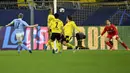 Gelandang Manchester City, Kevin De Bruyn melakukan tendangan bebas saat bertanding melawan Borrusia Dortmund pada pertandingan leg kedua perempat final Liga Champions di stadion Signal Iduna Park di Dortmund, Jerman, Kamis (15/4/2021). City menang atas Dortmund 2-1. (AP Photo/Martin Meissner)