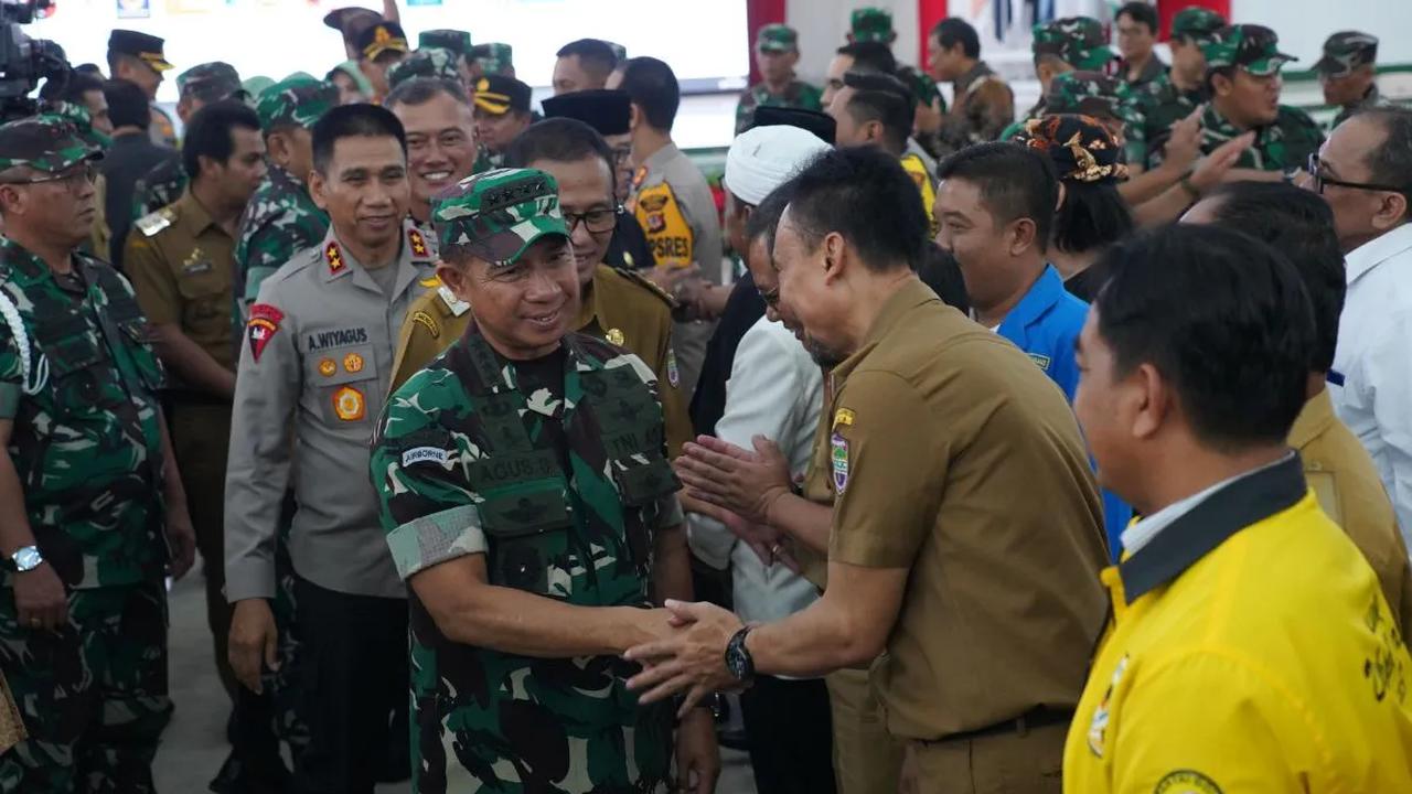 Agus menyebut TNI AD telah menyiapkan sekitar 115.000 prajurit yang tersebar di seluruh kodam di Indonesia.&nbsp;<br>
