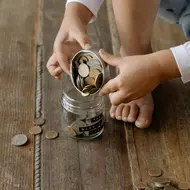 Banyak biaya kecil yang terlihat sepele seperti makan di luar atau aktivitas tambahan (Sumber: Pexels.com)