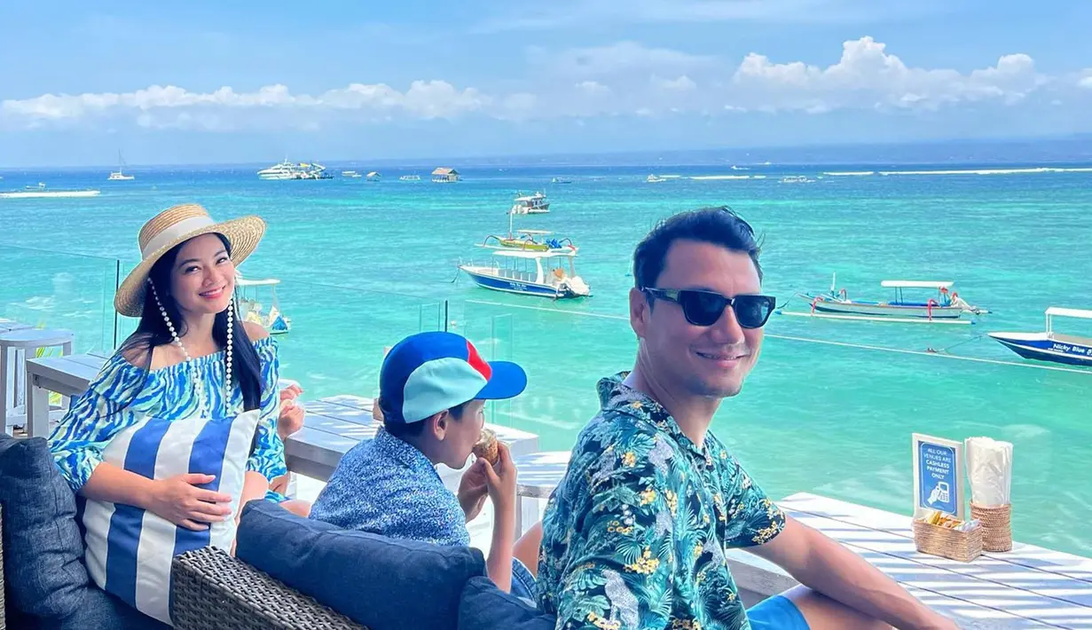 Jelang akhir tahun 2023, Titi Kamal dan Christian Sugiono tengah menikmati momen liburan bersama di Pulau Nusa Lembongan, Bali. Sebuah tempat wisata yang memiliki pemandangan pantai indah dengan air berwarna biru muda. Titi Kamal saat liburan di sini sampai berharap bahwa kelak dapat memiliki rumah di tepi pantai dengan pemandangan pantai. (Liputan6.com/IG/@titi_kamall)