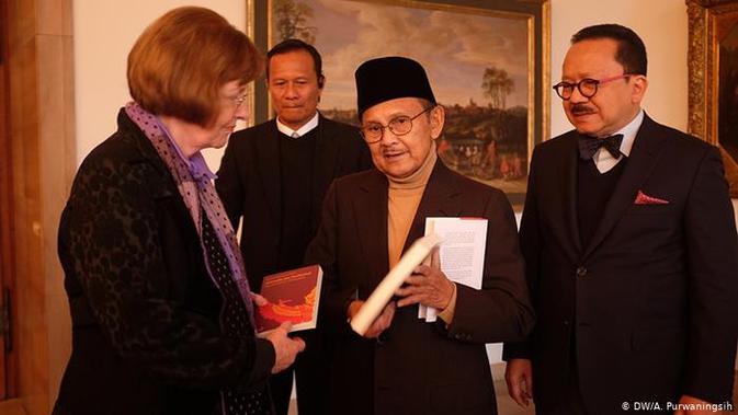 BJ Habibie di Münster, Jerman, bersama Dubes Indonesia ketika itu (2016), Fauzi Bowo (paling kanan). (DW / A. Purwaningsih)