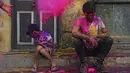 Seorang anak India duduk saat meramaikan perayaan festival Holi di Chennai (2/3). Holi, festival musim semi hindu di India yang diadakan 2 Maret tahun ini pada akhir musim dingin pada bulan purnama pertama kalender lunar. (AFP Photo/Arun Sankar)