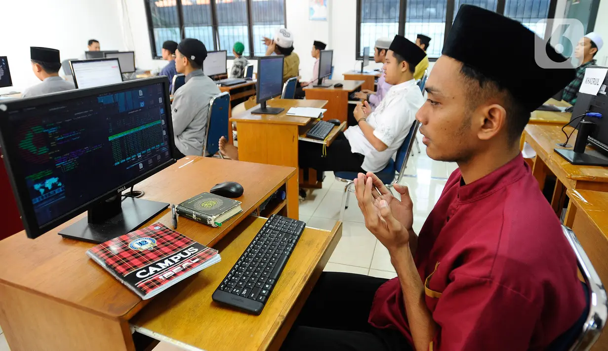 Santri berdoa sebelum kegiatan belajar dalam kelas di Pesantren Teknologi Informasi dan Komunikasi (PeTIK) di Rangkapan Jaya, Pancoran Mas Depok, Jawa Barat, Senin (31/10/2022). Setiap tahunnya  50  santri dari seluruh Indonesia belajar secara gratis mengenai komputer, program dan jaringannya di  Pesantren Teknologi untuk dhuafa ini yang sumber pendanaannya berasal dari potongan gaji karyawan PLN dan dikelola Yayasan Baitul Maal (YBM) PLN. (merdeka.com/Arie Basuki)