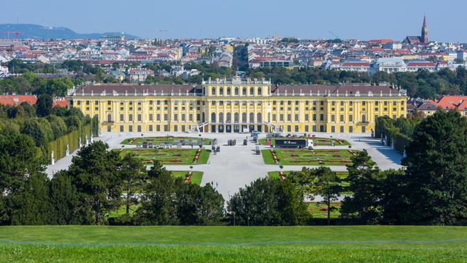 Foto yang diabadikan pada 21 September 2020 ini menunjukkan taman Istana Schoenbrunn di Wina, Austria. (Xinhua/Guo Chen)