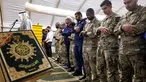 Tentara Muslim Amerika Serikat (AS) melaksanakan sholat magrib setelah berbuka puasa selama bulan suci Ramadhan di tenda kapel di Kamp AS Arifjan, sekitar 60 kilometer selatan Kota Kuwait, pada 28 Maret 2023. (Photo by YASSER AL-ZAYYAT / AFP)