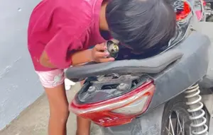Viral Bocah Perempuan di Sukabumi Kecanduan Hirup Bensin