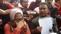 Sambil terisak, Retno Dewi membacakan sepucuk surat titipan sang suami -- terpidana mati -- Namaona Deni.