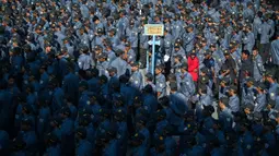 Personel Satuan Perlindungan Masyarakat (Linmas) akan bertugas membantu kepolisian dalam mengamankan hari pencoblosan dan perhitungan suara pemilihan umum (Pemilu) 2024. (CHAIDEER MAHYUDDIN/AFP)