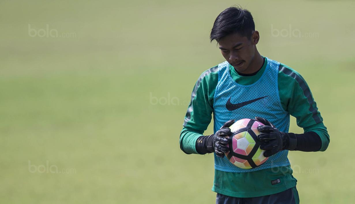 Penampilan apik kiper Timnas Indonesia U-22, Satria Tama pada SEA Games 2017 di Malaysia membuat Indonesia berhasil menahan imbang Vietnam 0-0. (Bola.com/Vitalis Yogi Trisna)