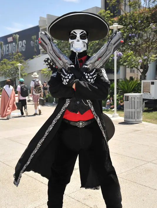Angel Castillo berpakaian seperti Reaper dari edisi mariachi Overwatch saat menghadiri San Diego Comic-Con International 2019 di San Diego, California, Amerika Serikat, Kamis (18/7/2019). (Photo by Richard Shotwell/Invision/AP)