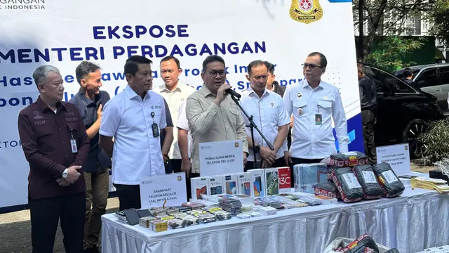 Kemendag melakukan ekspose hasil pengawasan produk impor, telepon seluler (smartphone) dan sparepart, dan acceasoris, di sebuah pabrik perakitan smartphone ilegal yang beroperasi di ruko di kawasan Green Court, Cengkareng, Jakarta Barat. (Foto: Kemendag)