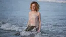 Aktris asal Italia Sonia Bergamasco saat bermain air di pantai sebelum Festival film Venice ke-73 di Venice, Italia (30/8). Festival film Venice tersebut digelar hingga 10 September. (REUTERS/Alessandro Bianchi)